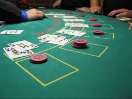 Dealer Relax Gaming di meja Dragon Tiger dengan studio berkualitas tinggi