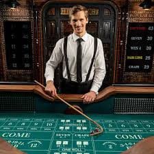 Meja roulette Relax Gaming dengan roda nyata dan dealer profesional